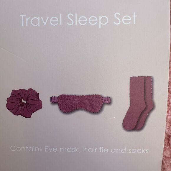 Roaming Essentials Eye Mask Hair Tie & Socks Travel Sleep Set Pink OS NWT - Picture 2 of 3